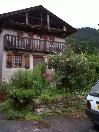 Une vieille maison bien fleurie